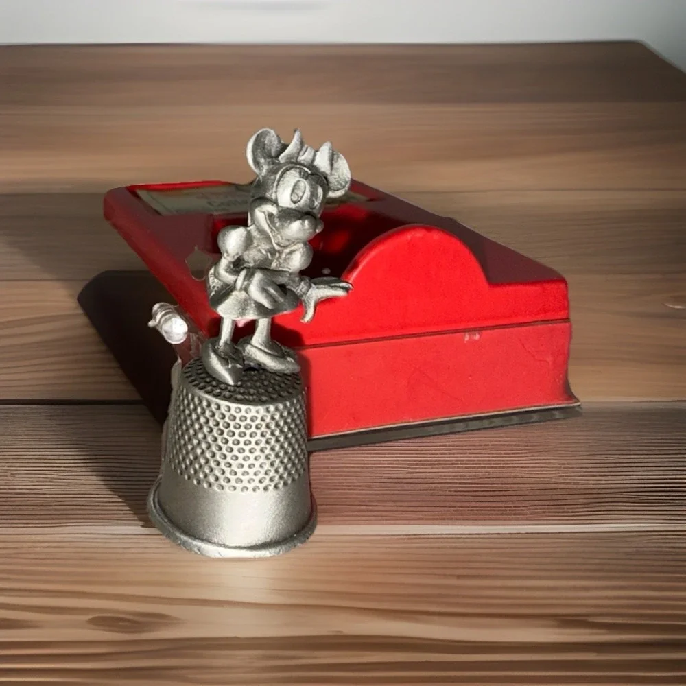 Vintage Walt Disney Brand Minnie Mouse Pewter thimble In‎ case